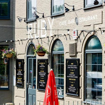 Oyo Ruby Pub & Hotel Brighton Exterior photo