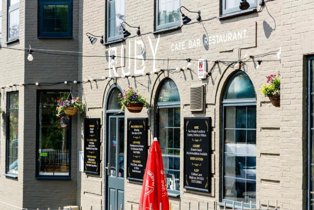 Oyo Ruby Pub & Hotel Brighton Exterior photo
